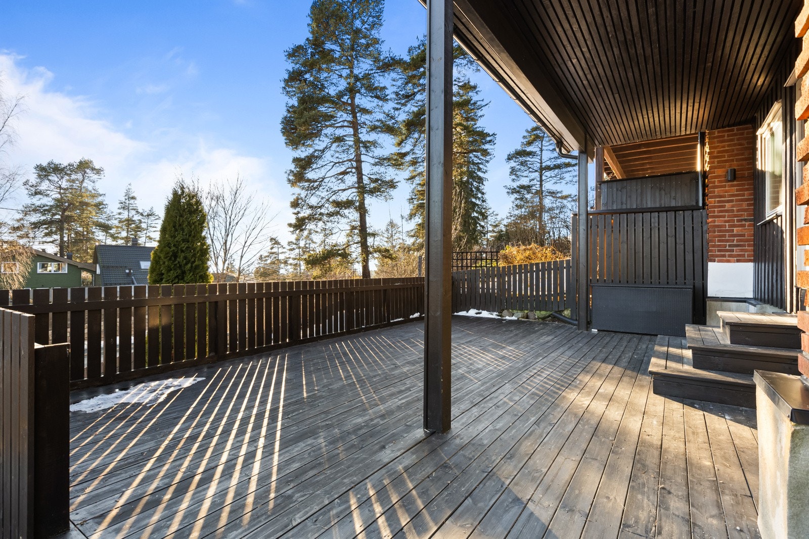 Usjenert markterrasse uten innsyn. Galleribilde