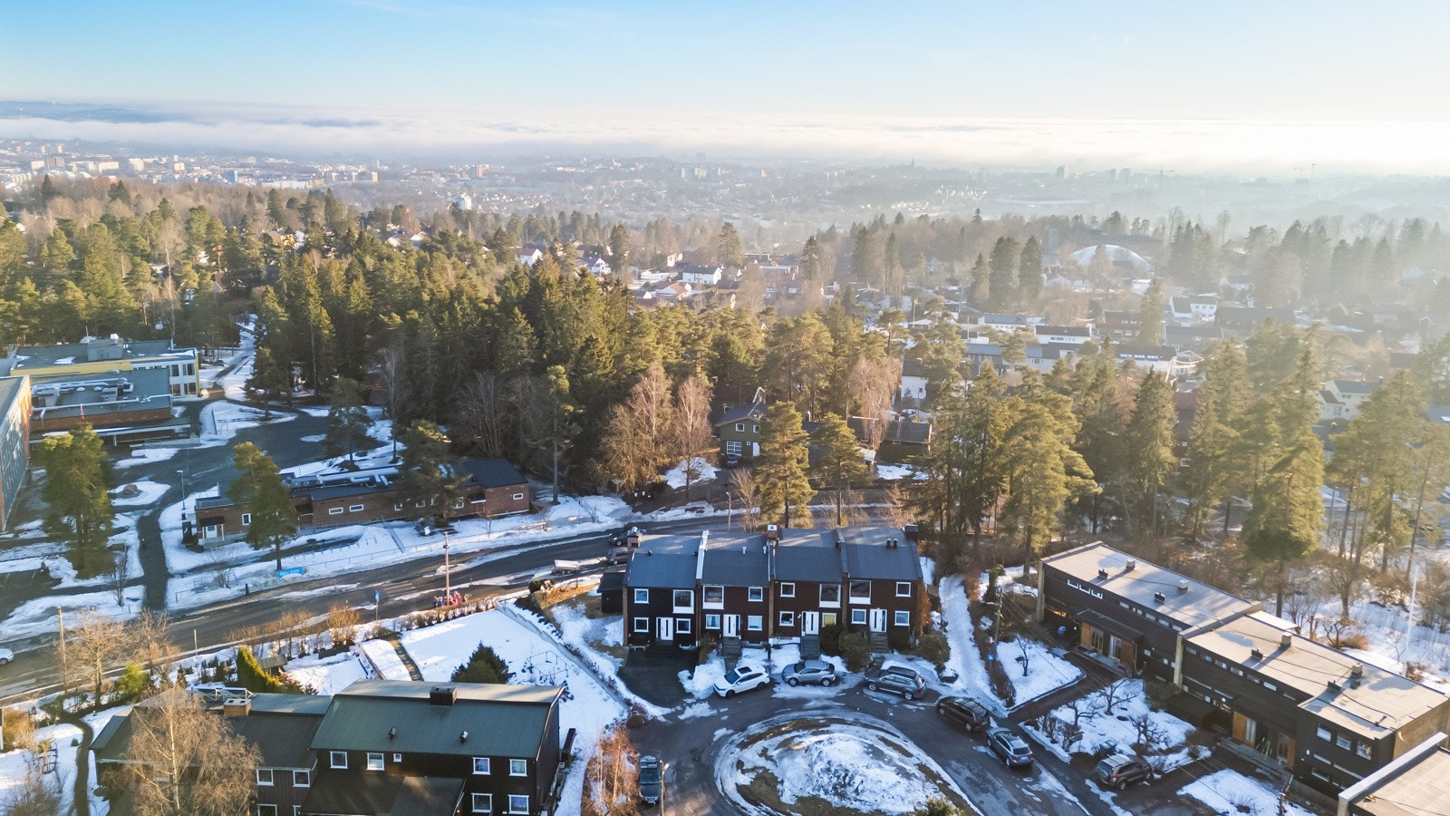 Det er kort vei til handlemuligheter på Kringsjå, Ullevål og Storo med et bredt tilbud av forretninger og servicetilbud, Nydalen med et stadig større utbud av restaurant- og kaféliv. Søndagsåpen Joker i Carl Kjelsens vei. Galleribilde