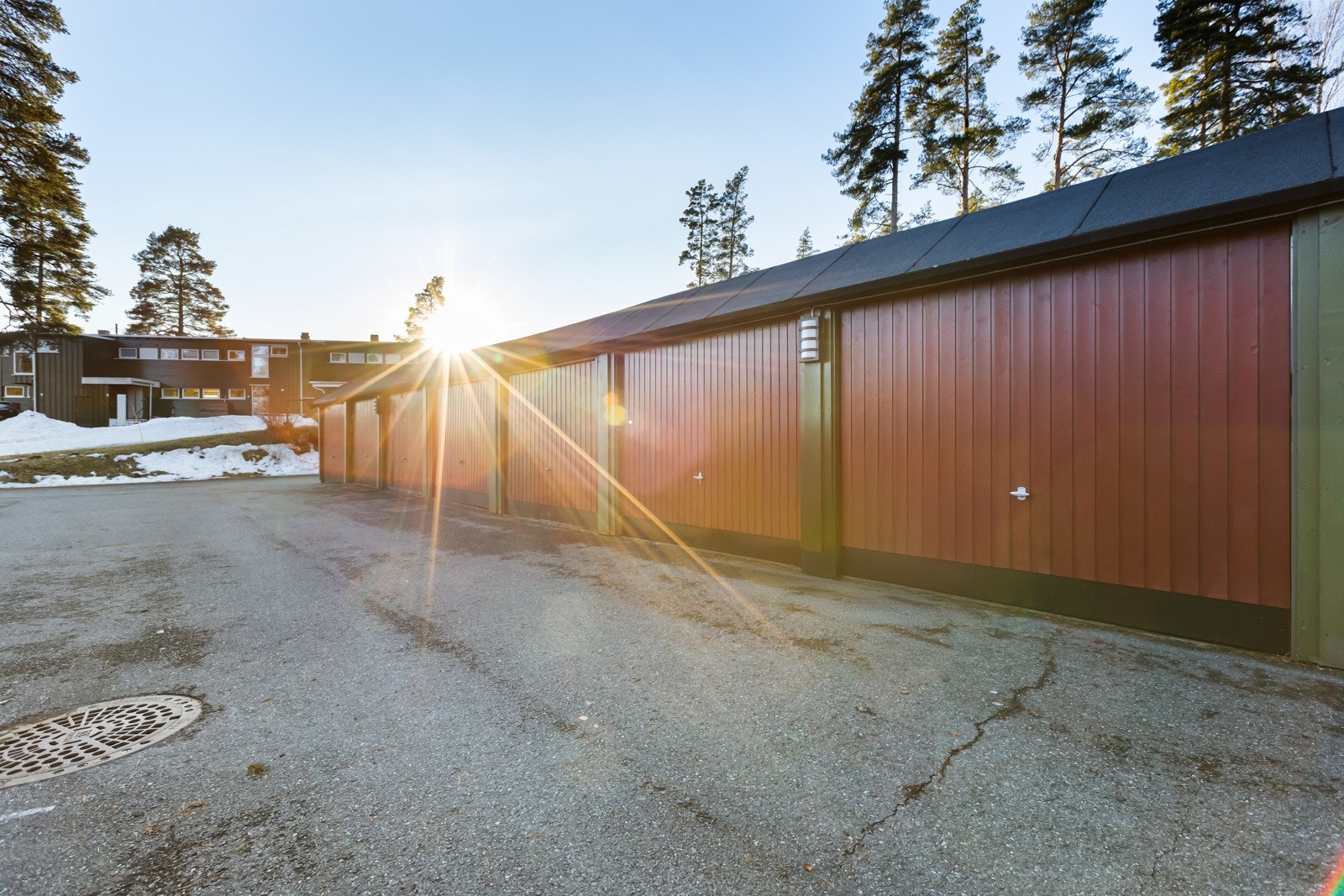 Boligen disponerer en garasje i felles garasjerekke. Garasjen er 14 kvm. Egne vedtekter foreligger og en årlig/halvårlig innbetaling. Galleribilde