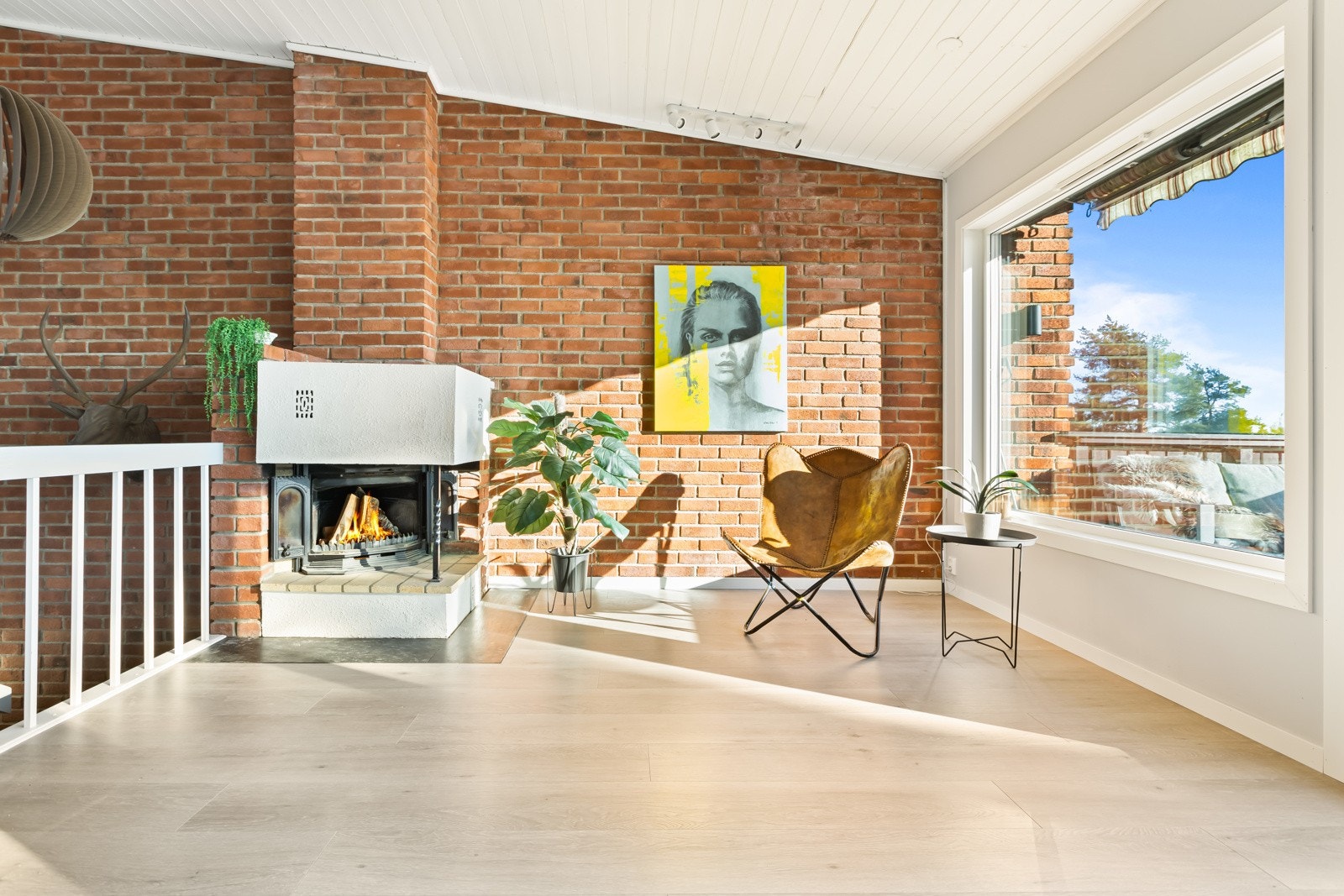 Stuen har fint naturlig lys og peisovnen med glassfelter gir god oppvarming og atmosfære på kalde dager. Galleribilde