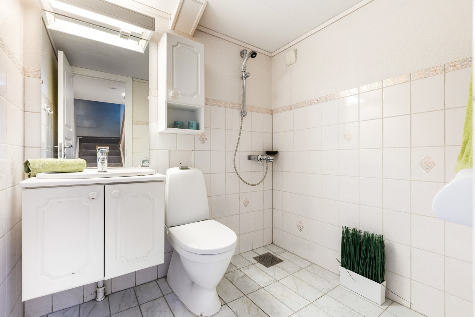 Bad 1.etasje. Rommet har servant, gulvstående toalett og dusjvegger/hjørne. Det er naturlig ventilasjon samt luftespalte under dør for lufttilførsel. Galleribilde