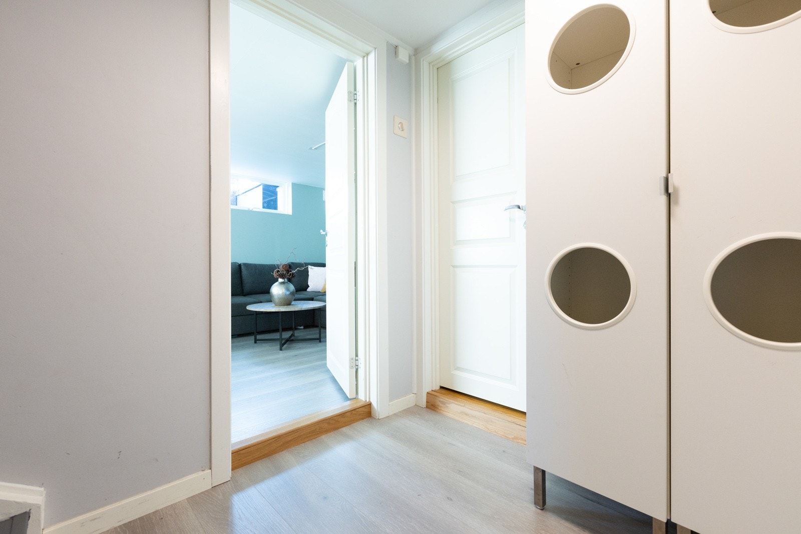 Mellomgang i kjeller med oppbevaringsplass. Galleribilde