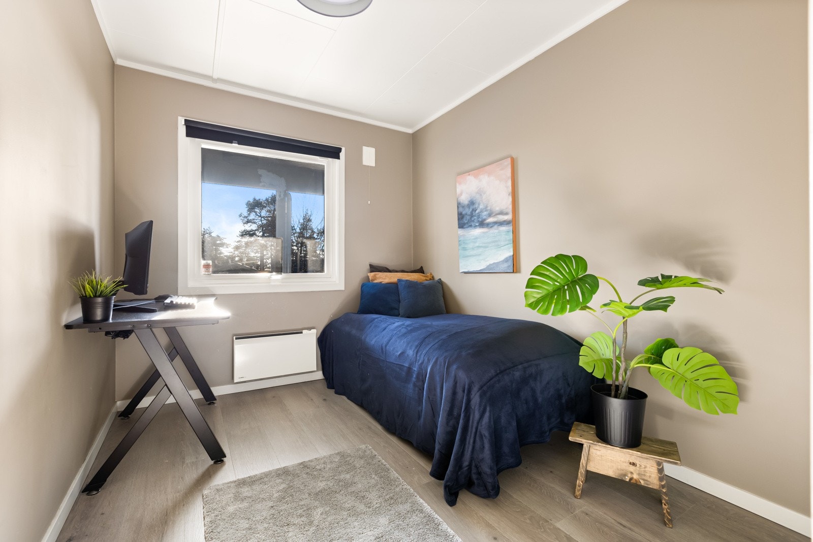 Soverom 2 er ca 8,9 kvm og er et godt barnerom med plass til seng, innfeldte garderobeskap og skrivebord. Galleribilde