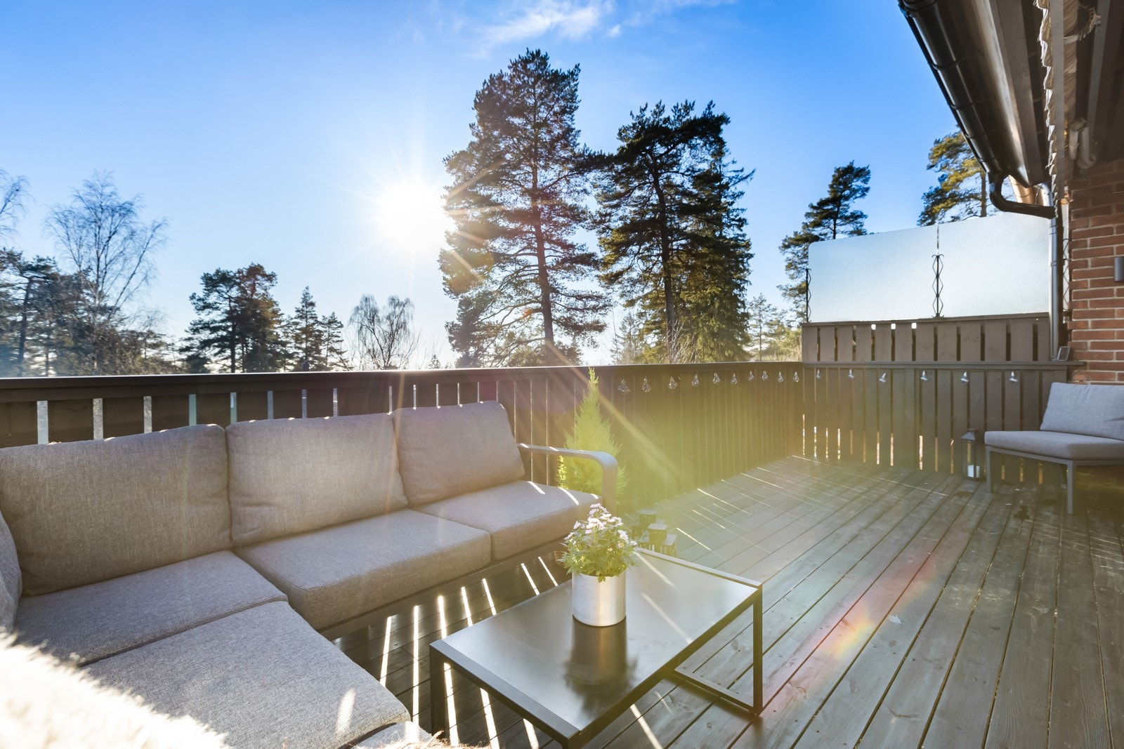 Utgang fra stuen til en solrik veranda på 16 kvm helt uten innsyn og med utsikt egen hage og flotte furuer. Det er god plass på verandaen til store utemøbler, soling og grill. Galleribilde