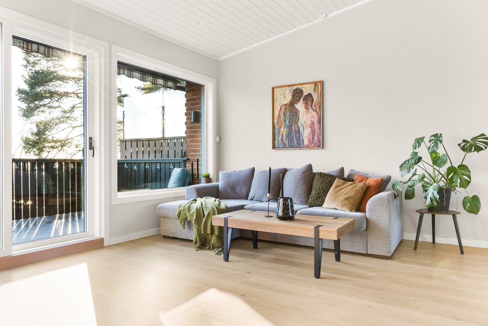 Stuen inklusive trappeløp er på hele 35 kvm og det er god plass til flere møbelgrupper. Stor, lys stue med store vinduer og balkongdør mot sydvest (nye i 2025) og gjennomgående lys fra spisestuen med stort vindu mot nordøst. Galleribilde