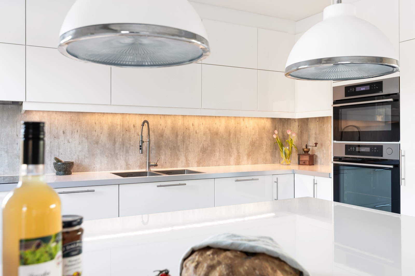 Nedfelt oppvaskkum av stål med armatur i stål med uttrekkbar tut. Galleribilde