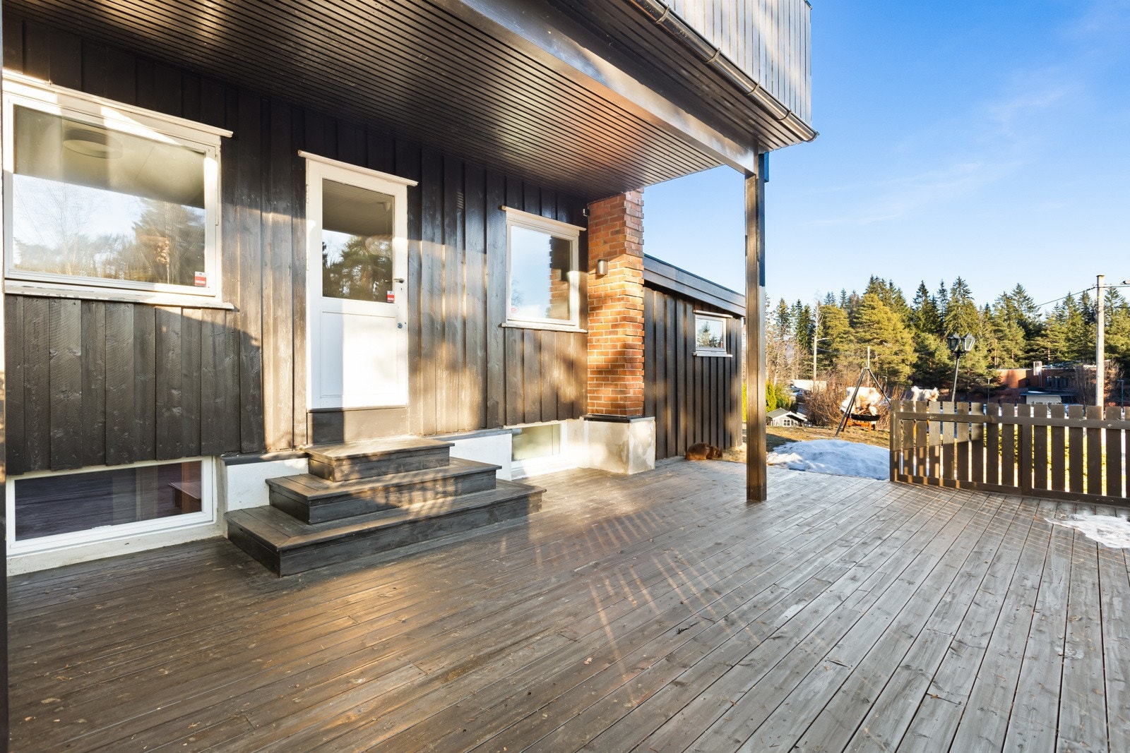 Den sydvestvendt markterrasse på 37 kvm har gode solforhold. Den er bygd opp med bjelkelag og terrassebord og rekkverk av tre (2023). Tilgang til hage. Galleribilde