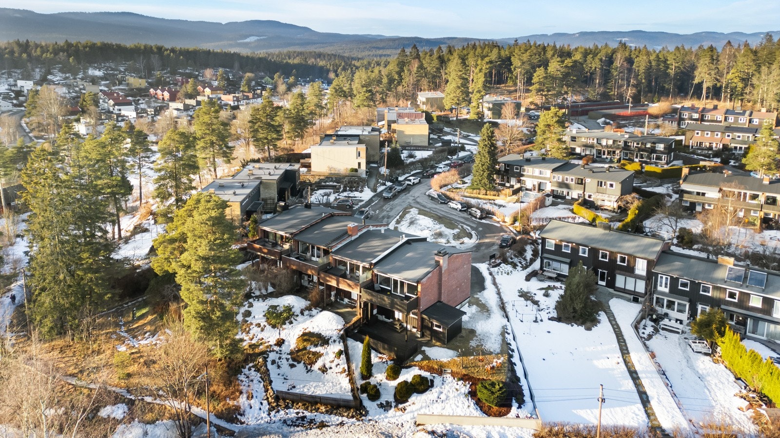 Rekkehuset ligger innerst i blindvei, uten gjenboere på stuesiden. Grinda ligger i markagrensa - rett ved Grindasletta og den nye turveien/lysløypa - i et veletablert rekkehusområde på Korsvoll. Galleribilde