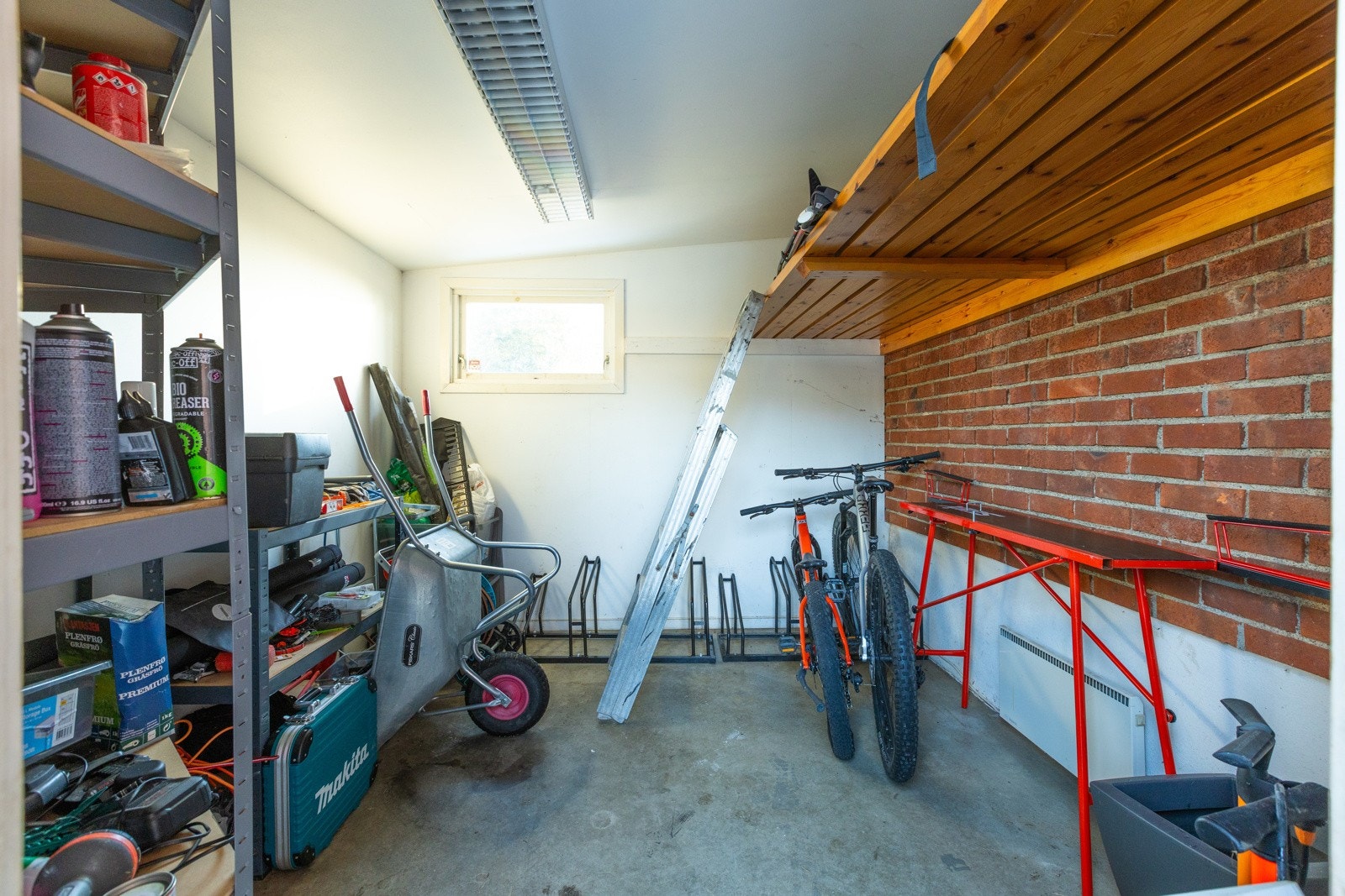 Utenboden er perfekt som skismørebod og Nordmarka venter rett utenfor inngangsdøren til boligen! Galleribilde