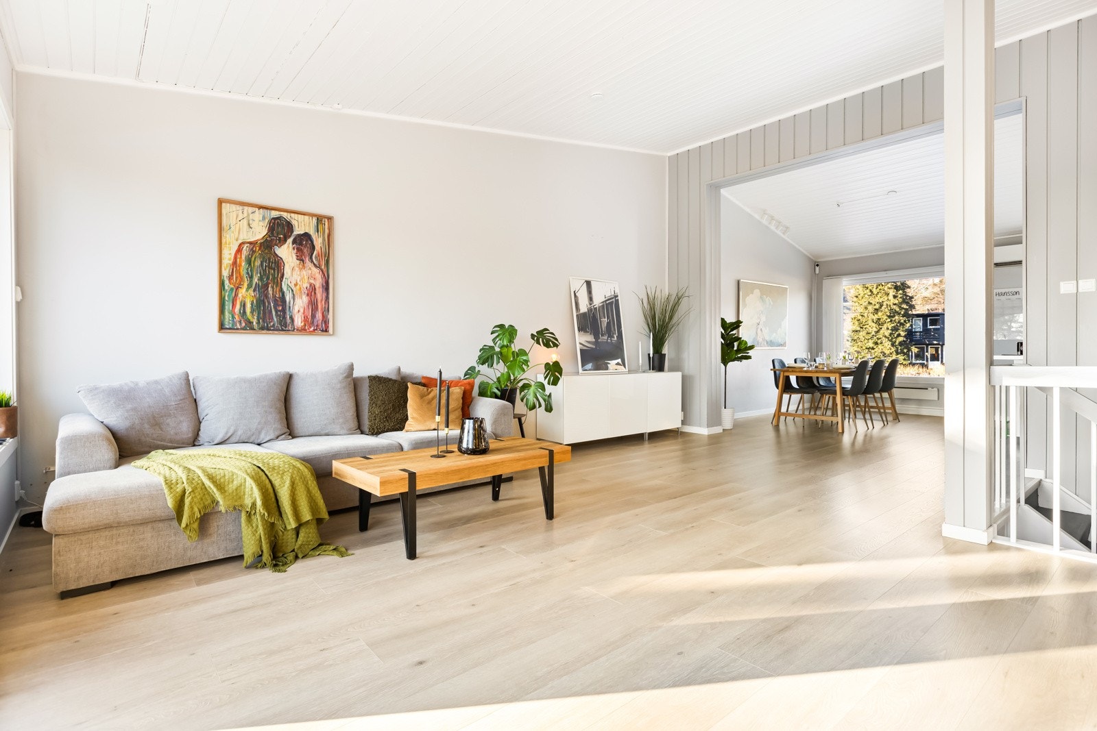 Gjennomgående lys fra nordøst til sydvest og stor åpning mellom stuen og spisestuen. Det er luftig takhøyde fra 2,55 til 3,43 meter. Galleribilde