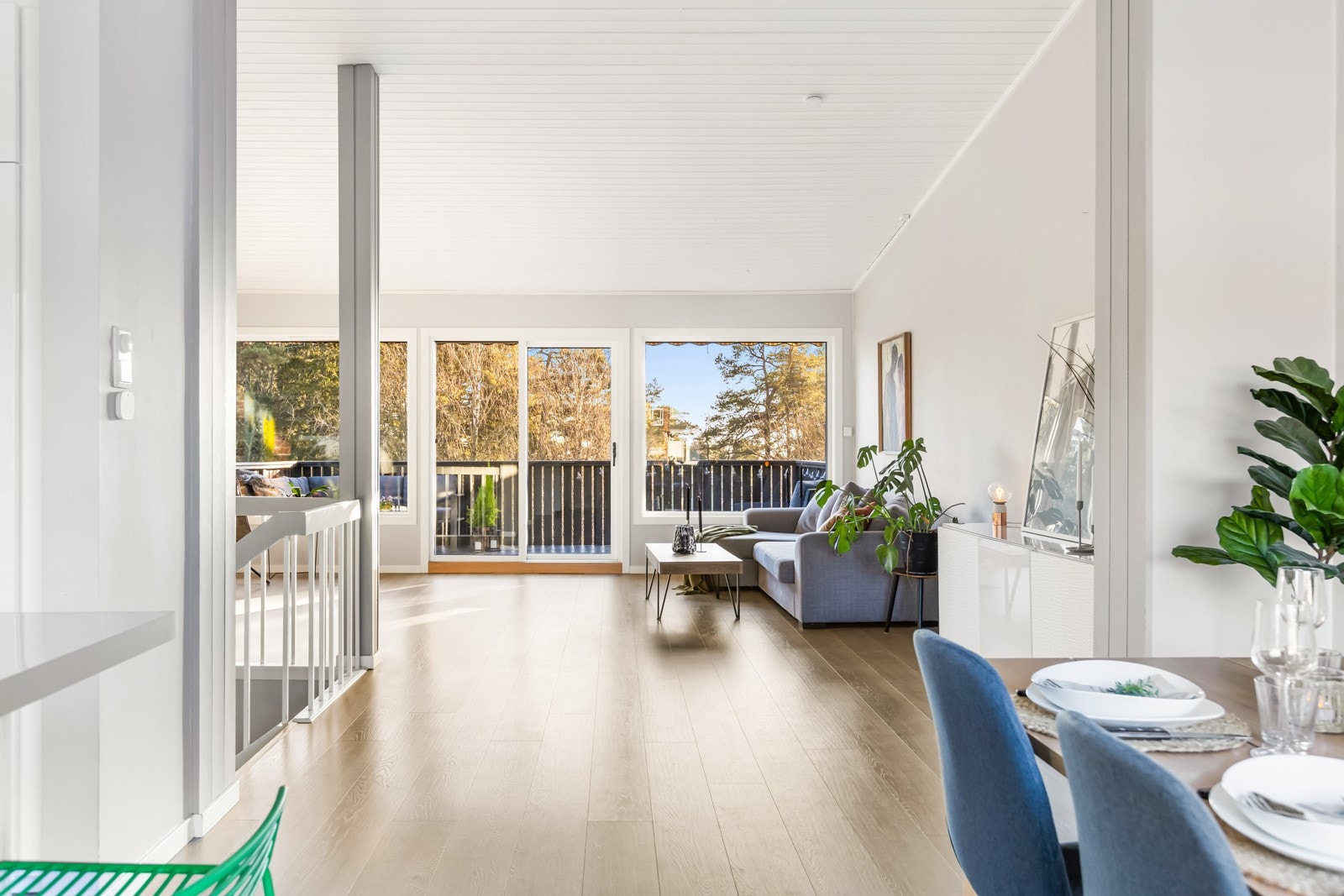 Spisestue mot stue. Malt i lyse delikate farger, gjennomgående enstavs laminat på gulv og mye naturlig lys! Galleribilde