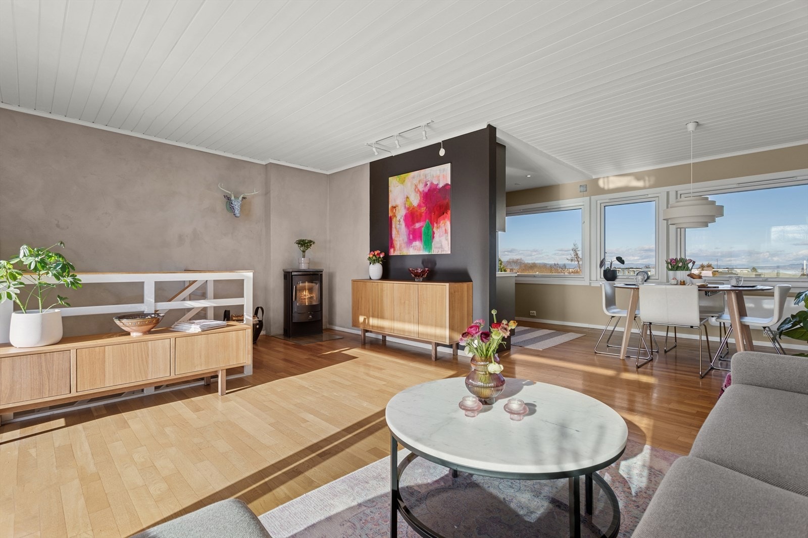 Stuen ligger i delvis åpen løsning med kjøkkenet hvor det totale arealet er 42,8 m². Galleribilde