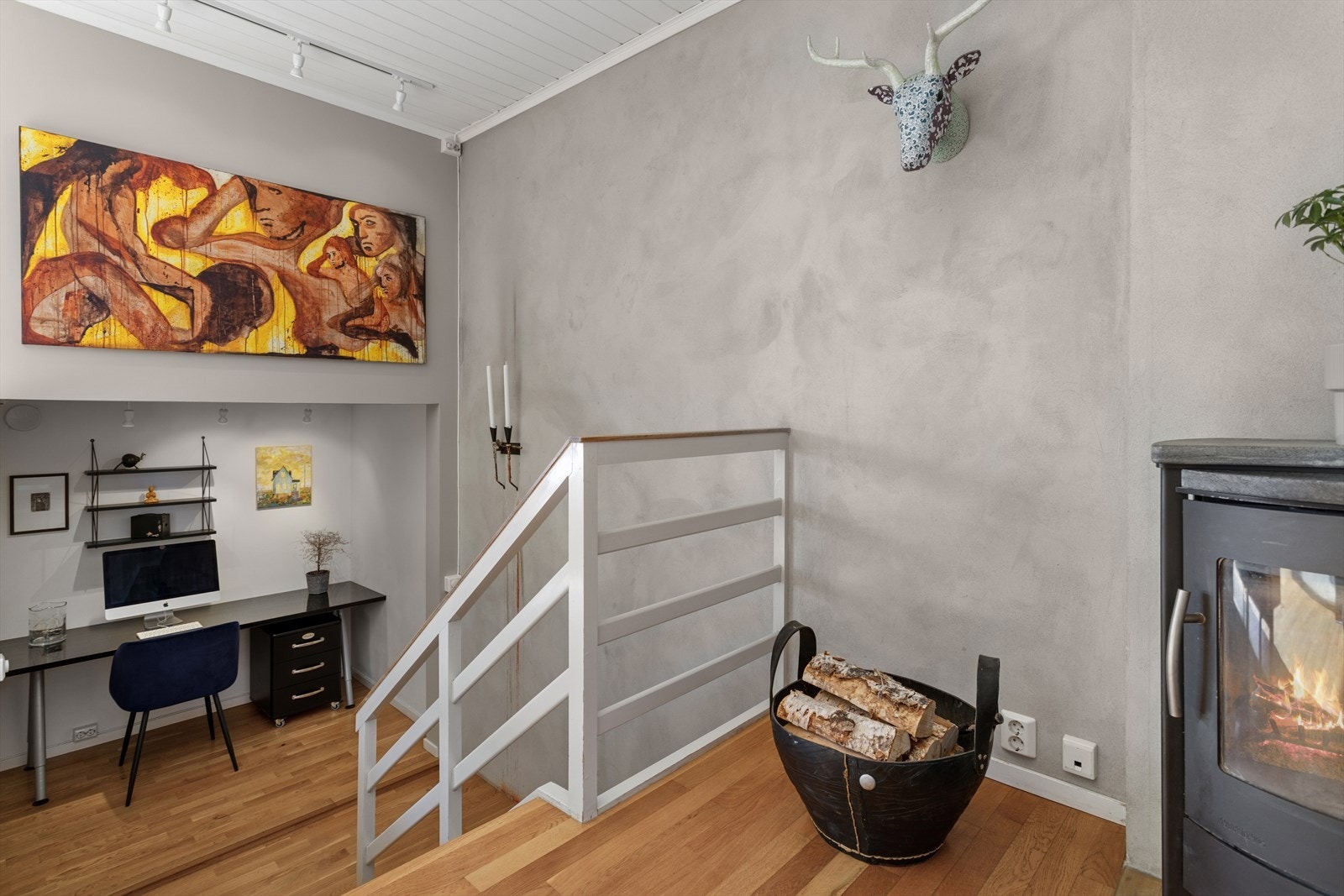Trappen leder opp til boligens andre etasje, hvor man også kan nyte varmen fra peisen. Galleribilde