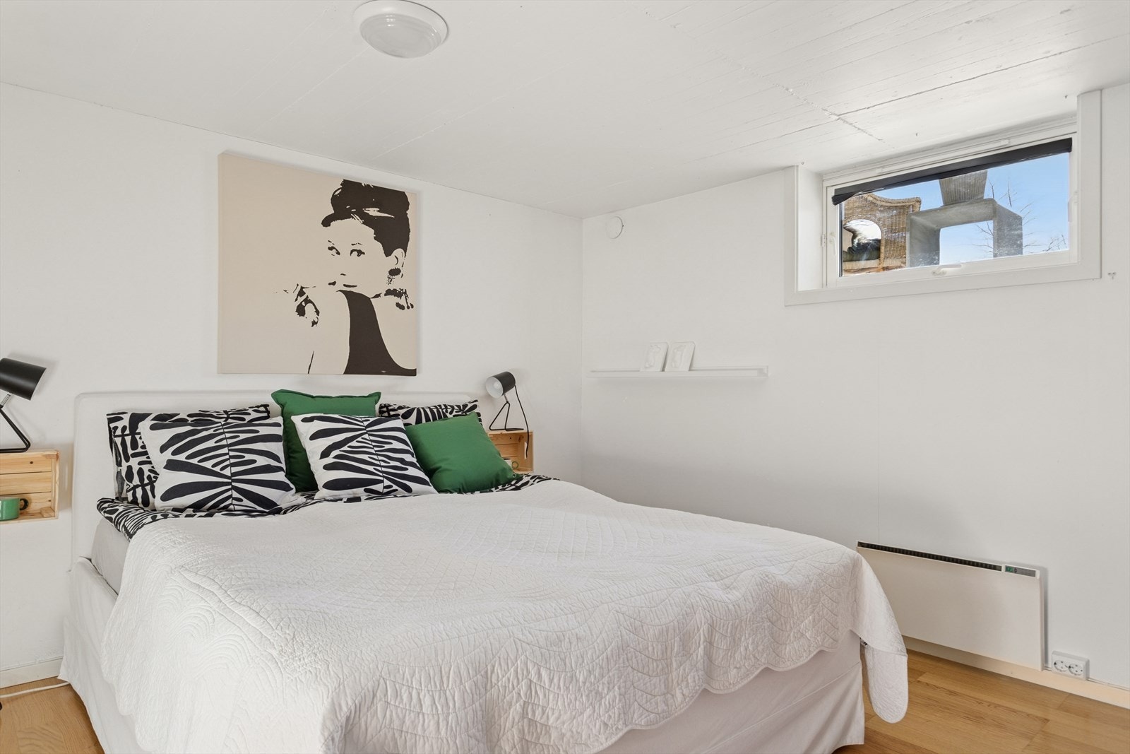 Soverommet i kjeller er målt til 14,4 m², med god plass til dobbeltseng, skrivebord, og garderobeløsning. Rommet er ikke godkjent som varig oppholdsrom hos Trondheim kommune. Galleribilde