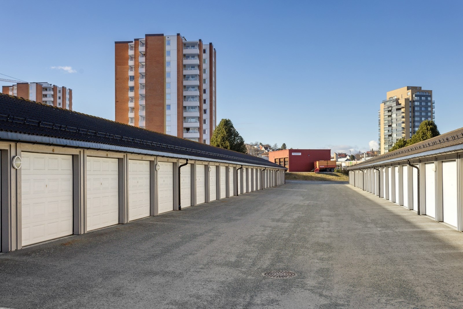 Det medfølger også garasjeplass til hver leilighet, samt parkeringskort for beboere og besøkende. Det er flere biloppstillingsplasser i borettslaget. Galleribilde