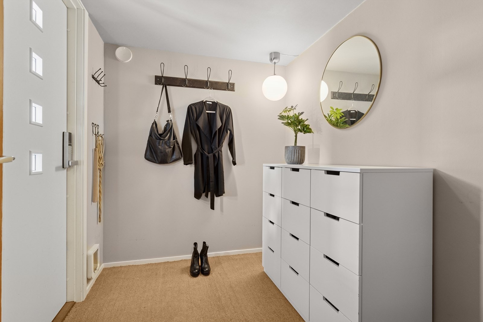 Boligen har en lys og romslig entré målt til 4,4 m² med god plass til skapløsning/oppbevaring og yttertøy. Førsteetasjen er fordelt på entré, gang, 2(3) soverom, og bad. Galleribilde