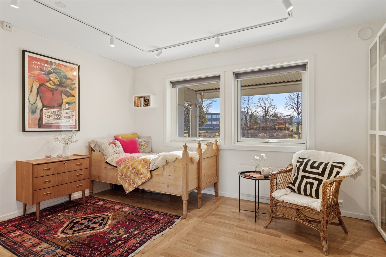 Hovedsoverommet er målt til hele 14,4 m² og innehar spotskinner. I de originale byggetegningene er dette rommet godkjent som 2 soverom, noe som kan tilbakeføres med enkle grep. Galleribilde