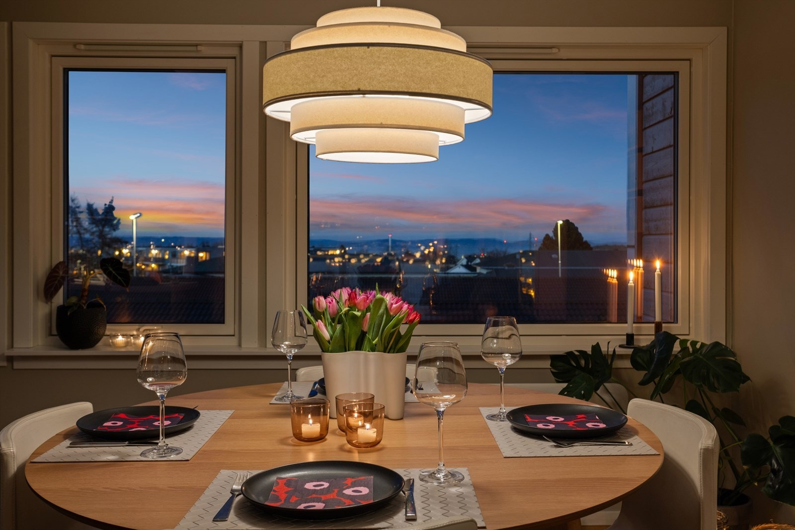 Det er også god plass til spisebord i tilknytting av kjøkken. Galleribilde