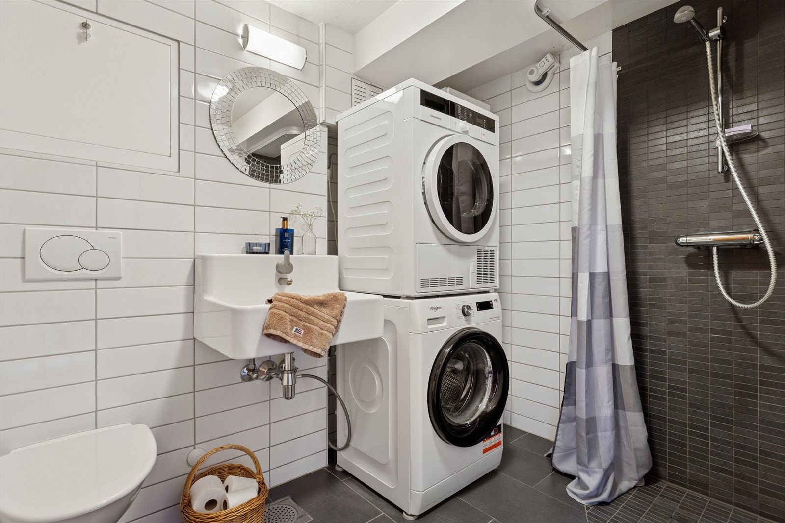 Baderommet i kjeller er målt til 4,3 m² og oppgradert i 2008. Badet er utstyrt med dusjgarnityr på vegg, vegghengt servant, og opplegg til vaskemaskin. Dette rommet er ikke godkjent som varig oppholdsrom hos Trondheim kommune. Galleribilde