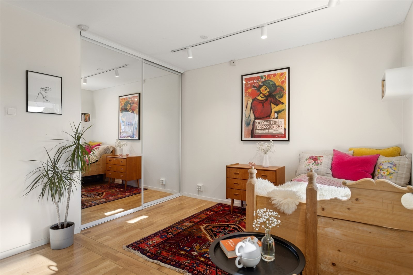 Soverommet har god plass til dobbeltseng, garderobeskap, og skrivebord. Galleribilde