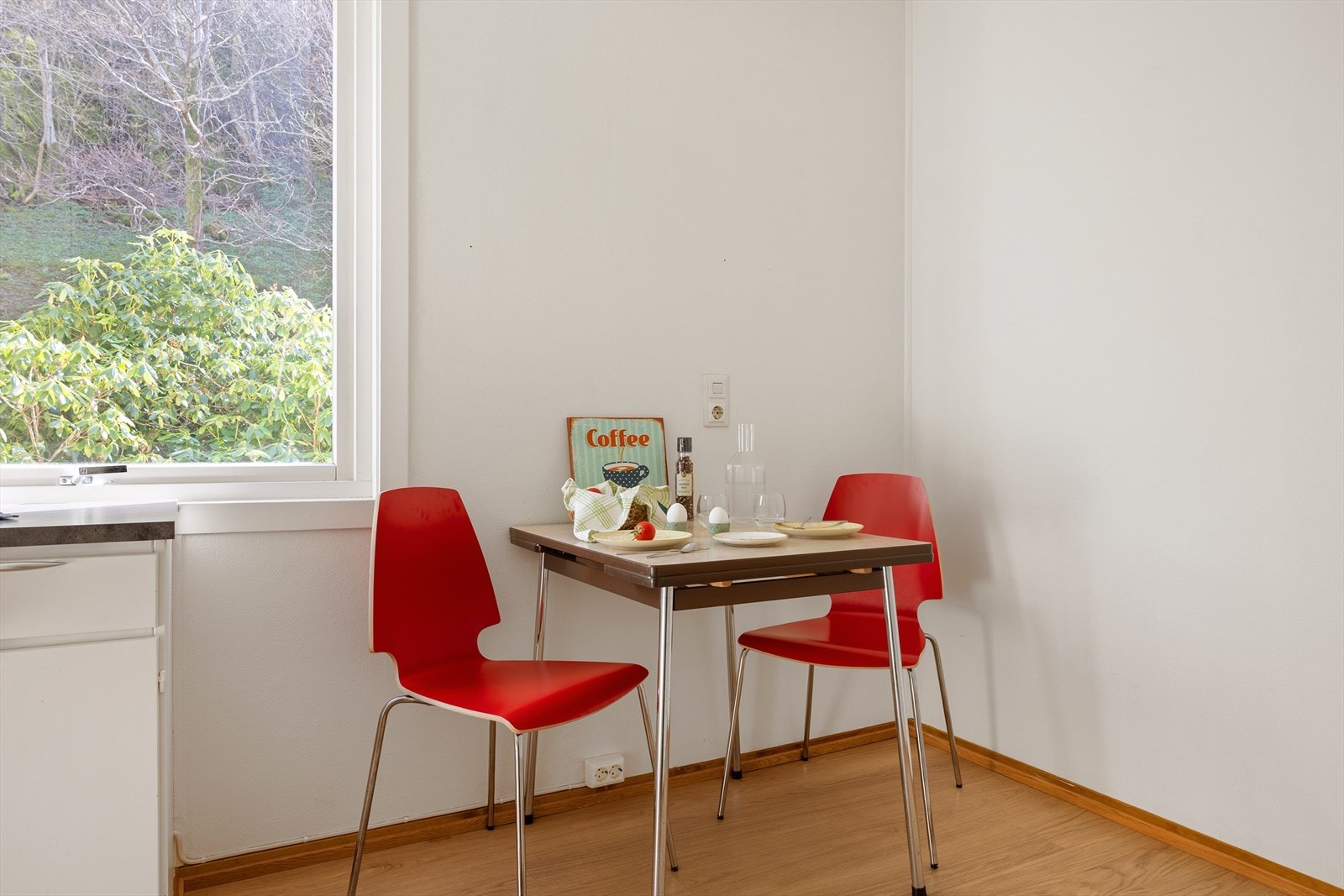 Naturlig plass til en koselig sittegruppe/eller om ønskelig mer benkeplass. Galleribilde