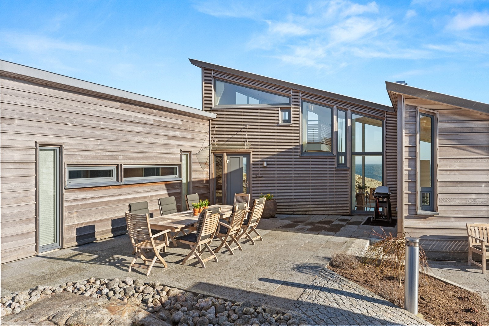 Her fra atrium som er skjermet av hytten på den ene siden og anneks m/portal på den andre siden. Galleribilde