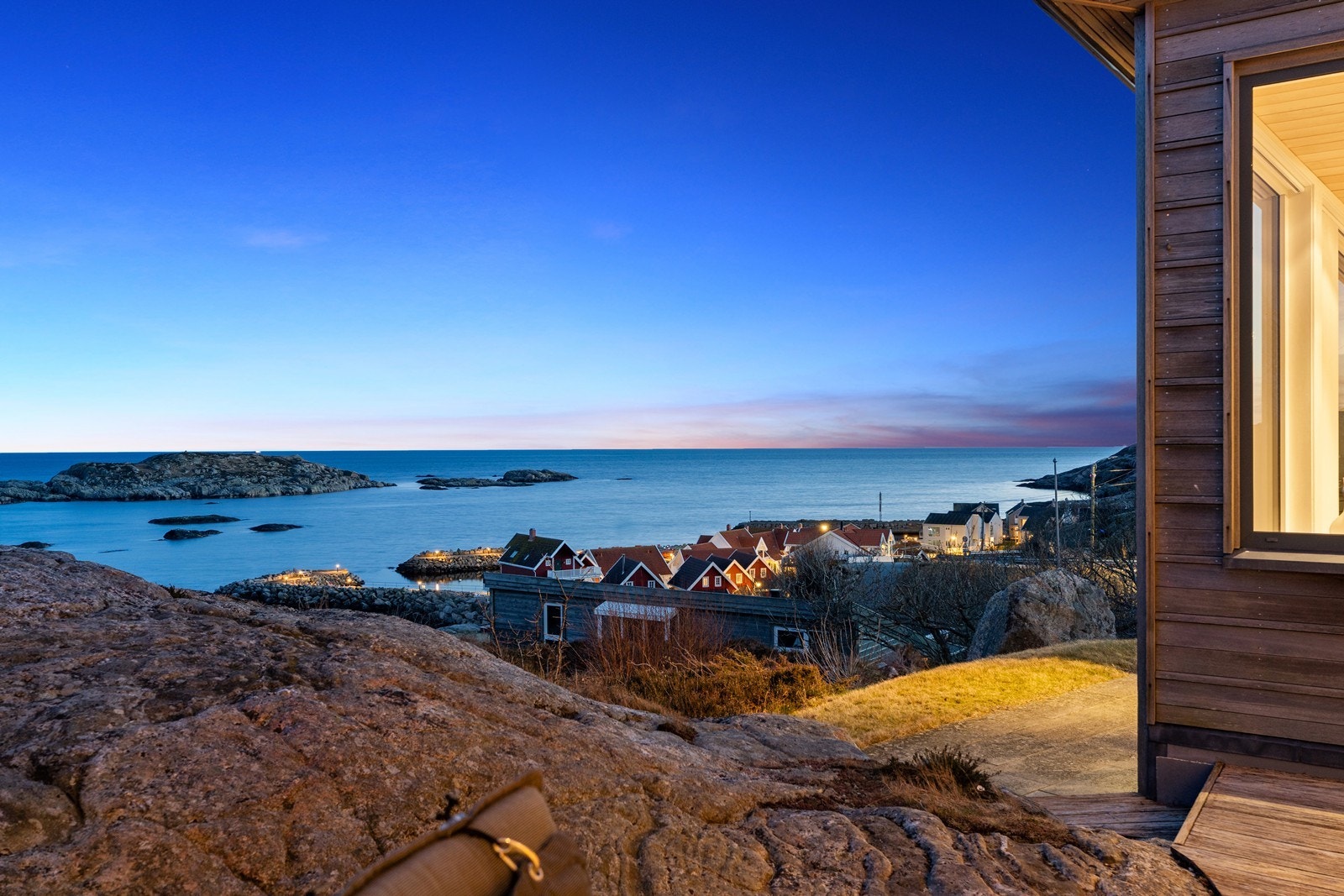 Utsøkt utsikt mot havet og den gamle fiskerihavna Lillehavn. Galleribilde