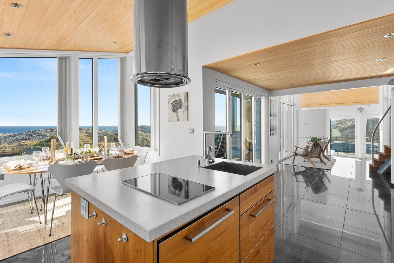 Godt utstyrt kjøkken med kvalitetshvitevarer fra Miele Galleribilde