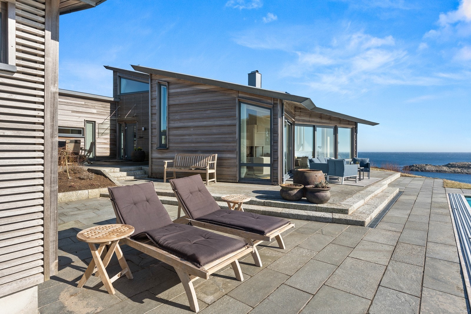 Arkitekten har ønsket og lykkes med å dele opp uteområdet i ulike soner som skjermer for vær og vind. Galleribilde