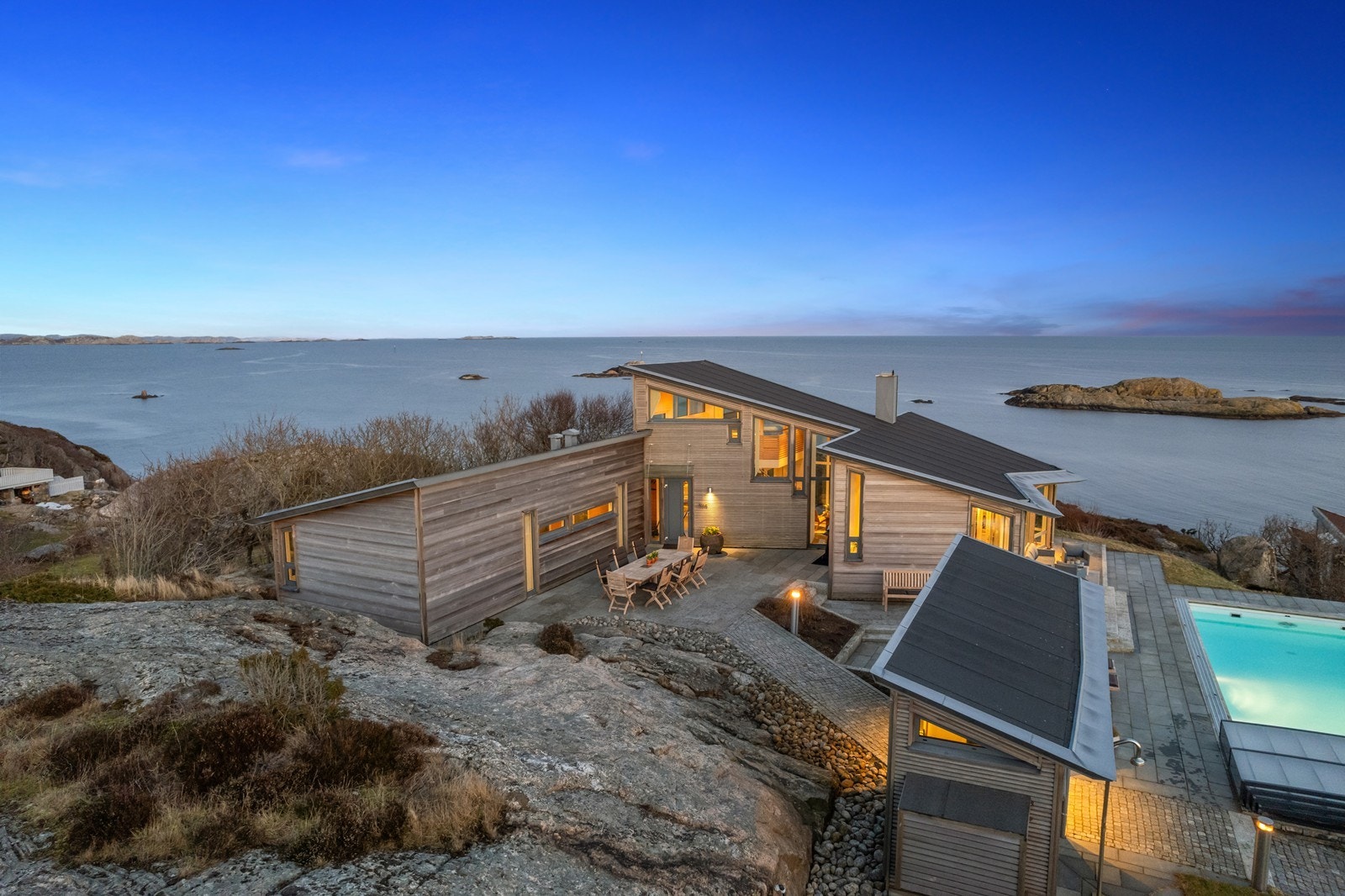 Arkitekt Knut Haaklau v/firmaet Haarklau og Lindeberg AS tegnet boligen og var rådgiver i hele byggeprosessen. Galleribilde