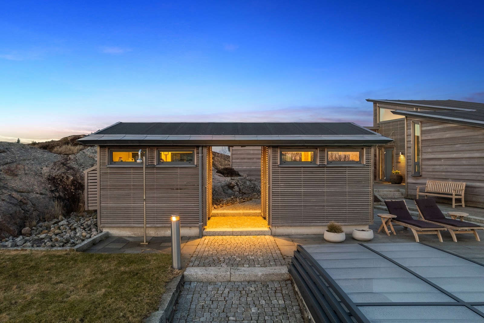 Annekset med bod/teknisk rom på den ene siden og toalettrom i tilknytning til bassengområdet. Bygget fungerer i tillegg som en portal til atrium ved inngangspartiet til boligen. Galleribilde