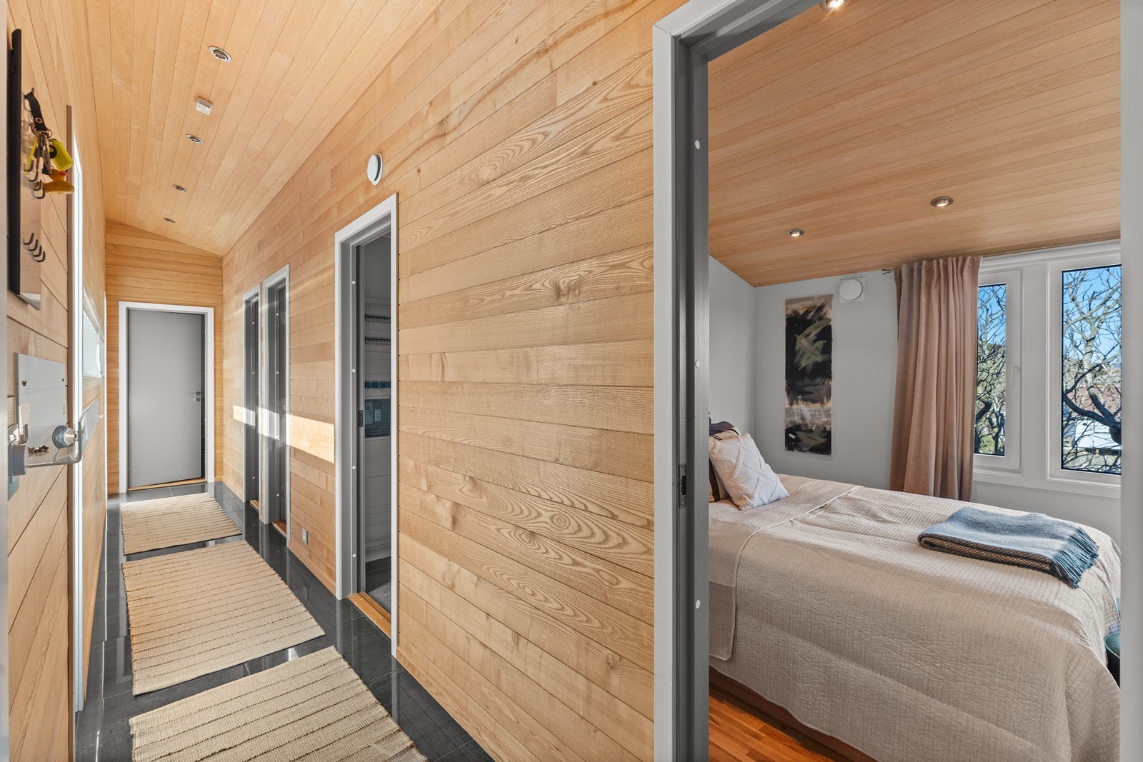 Soveromsfløy med tre soverom, bad og vaskerom. Galleribilde