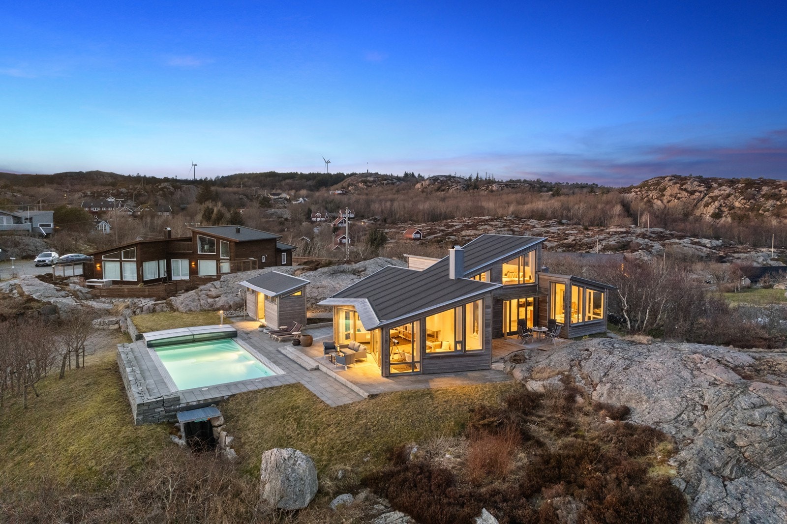 Beviste løsninger og gjennomgående gode materialvalg både ute og inne. Kledning av kanadisk sedertre Galleribilde