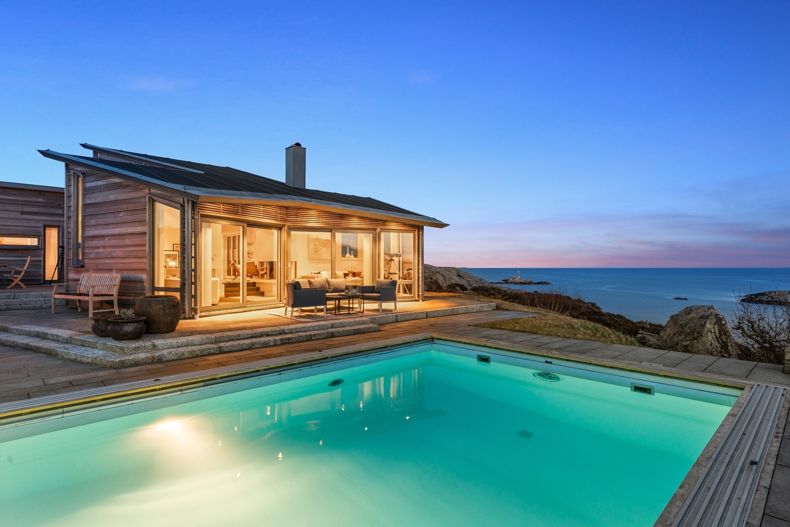 Ved solnedgang/oppgang er det ofte et imponerende lysspill i horisonten Galleribilde