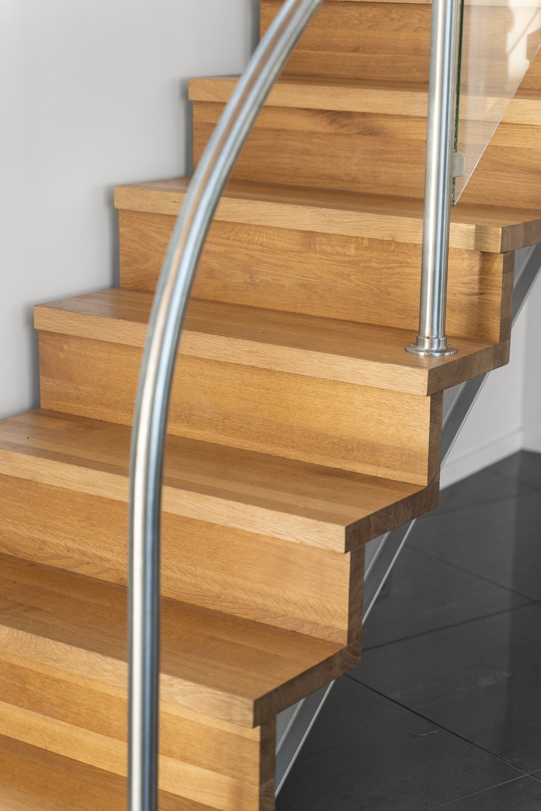 Heltre, stål og stein/flis er gjennomgående materialer. Galleribilde