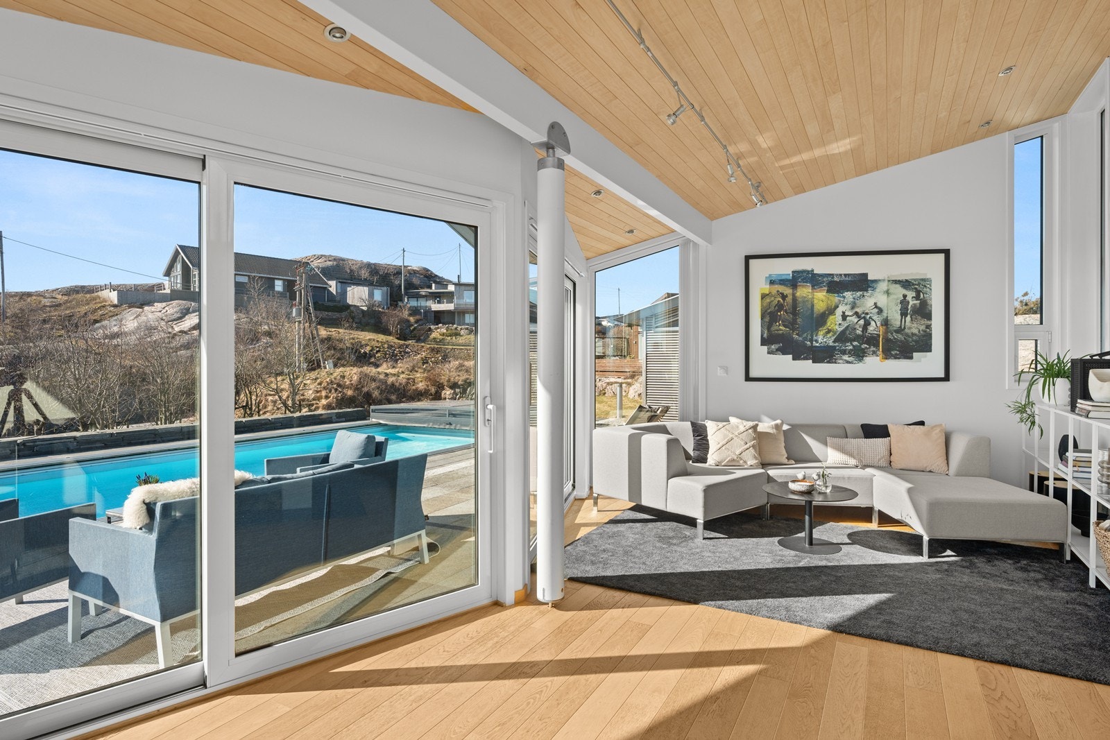 Utgang til bassengområdet fra store skyvedører. Galleribilde