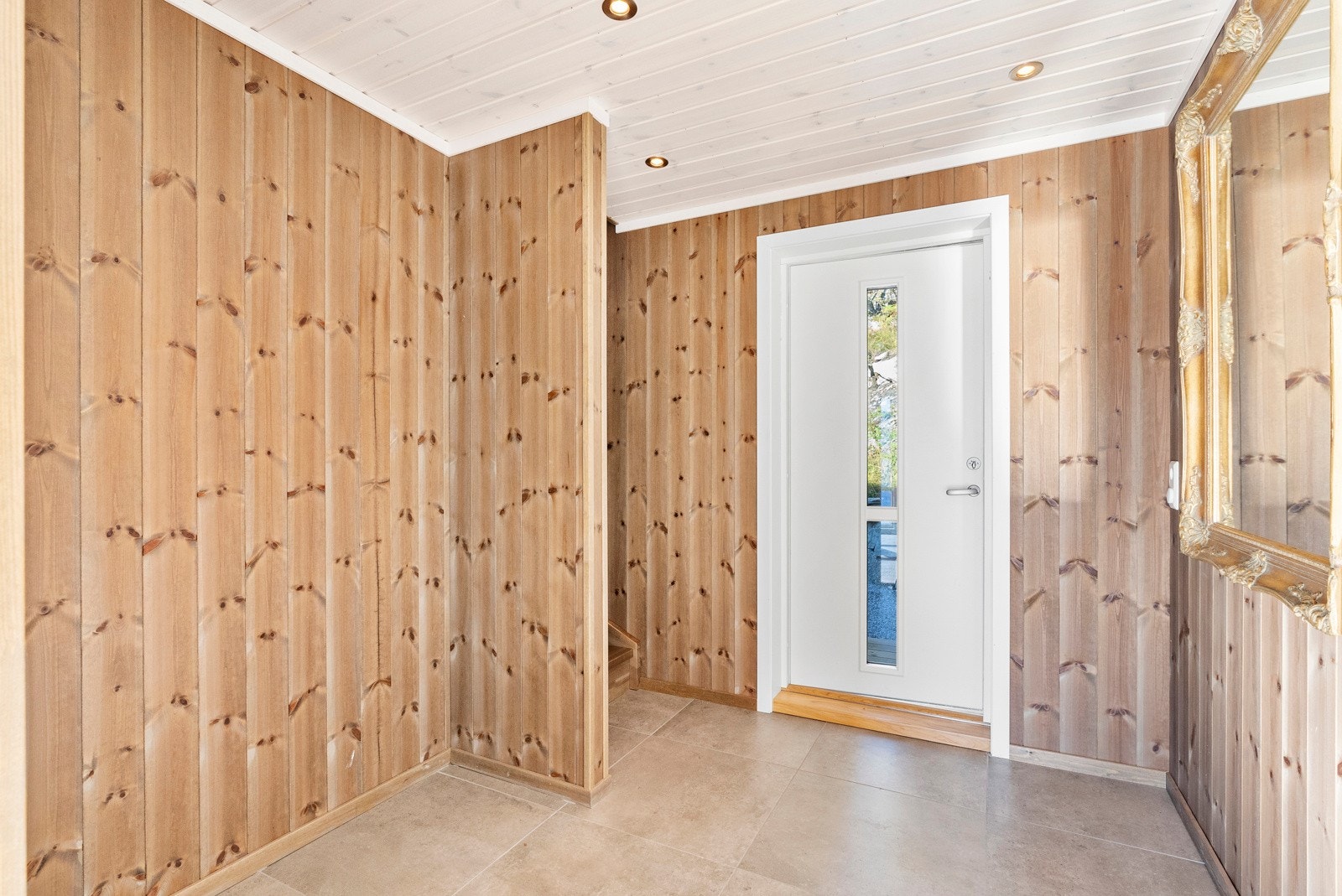 Flislagt entre med varmekabler i gulv og downlights i himling Galleribilde