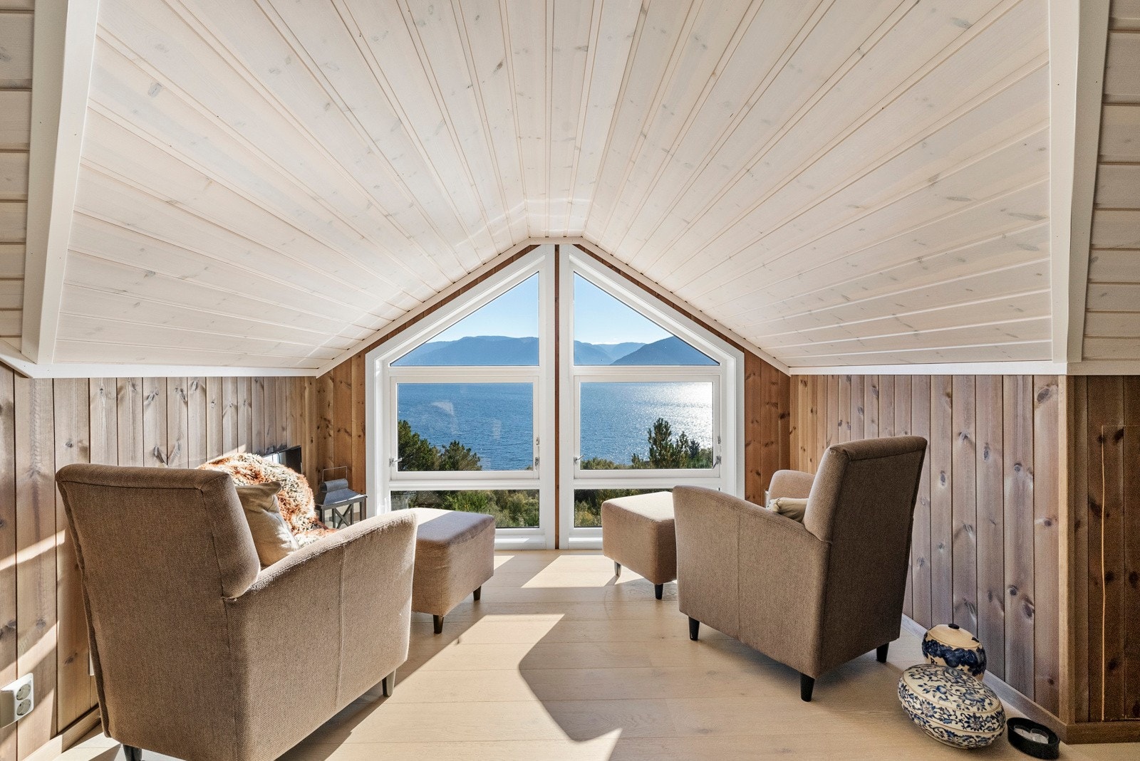Praktisk loftstue med samme flotte utsikten over fjorden Galleribilde