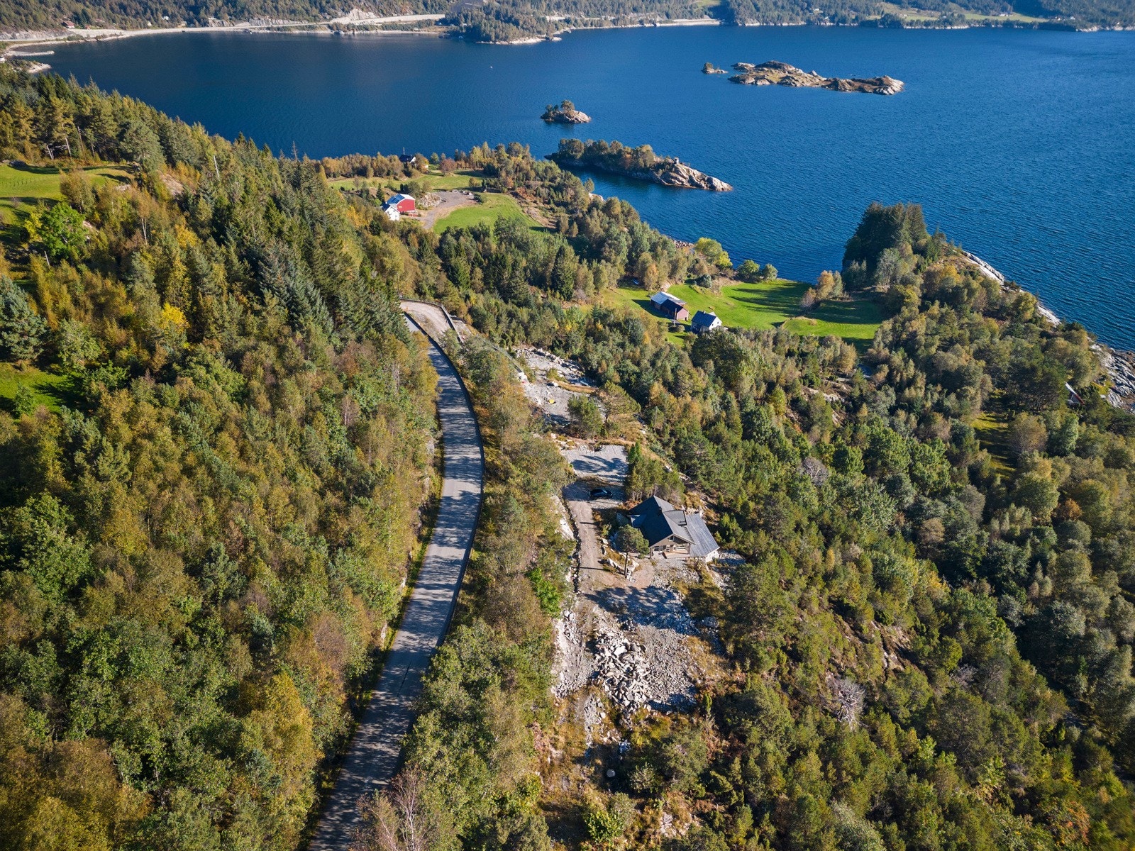 Feltet er nyetablert og dette er første hytta som er oppført - her er det totalt 8 tomter Galleribilde