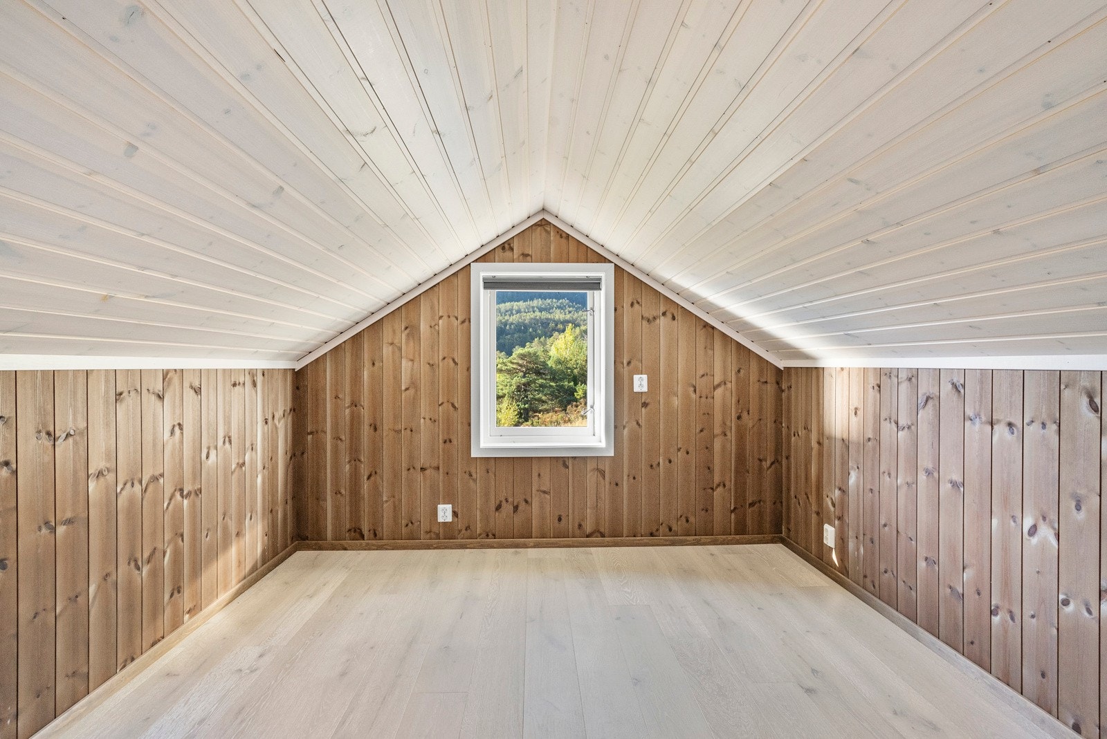 Soverom 2 av 2 på loft Galleribilde