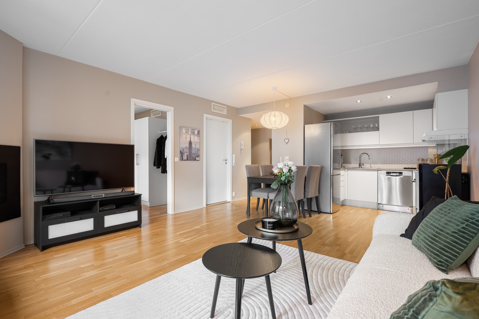 Den åpne planløsningen gjør at de ulike sonene glir naturlig over i hverandre. Galleribilde