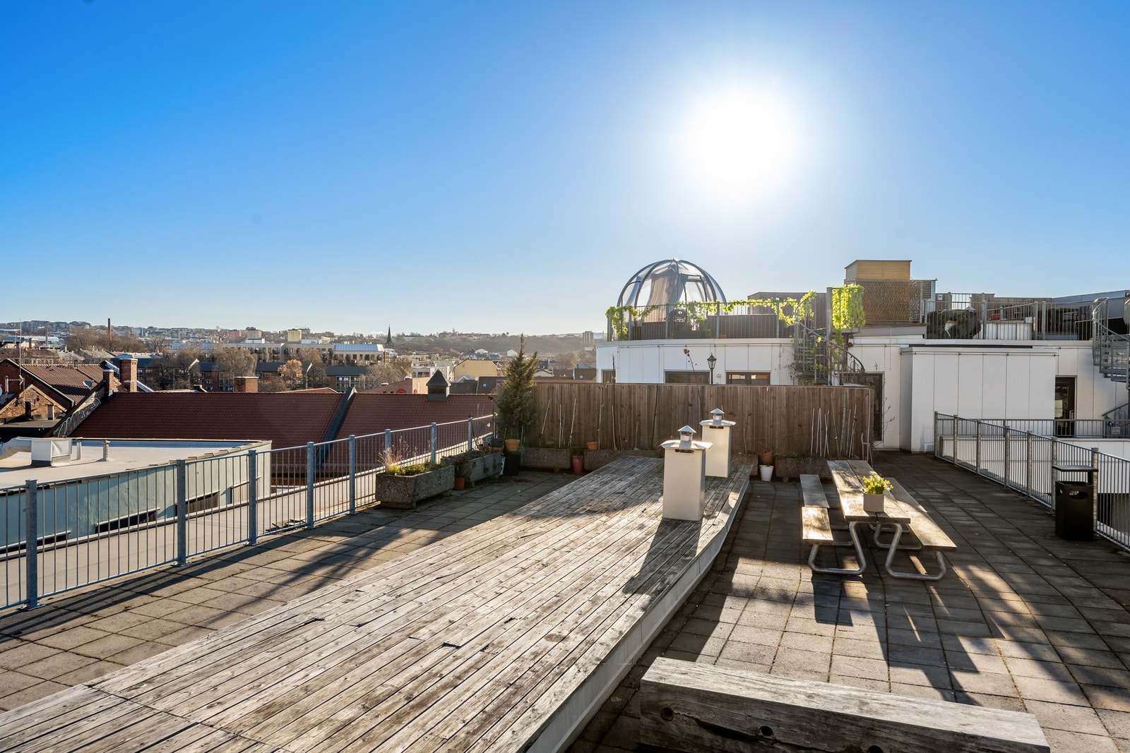 Den felles takterrassen er et deilig sted på varme sommerdager. Her sitter du høyt og fritt med sol hele dagen. Galleribilde