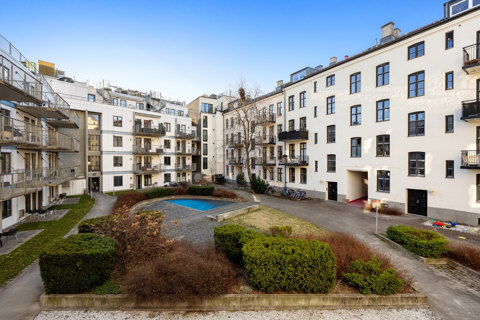 Leiligheten ligger i et bygg fra 2009 med til sammen 93 seksjoner. Galleribilde