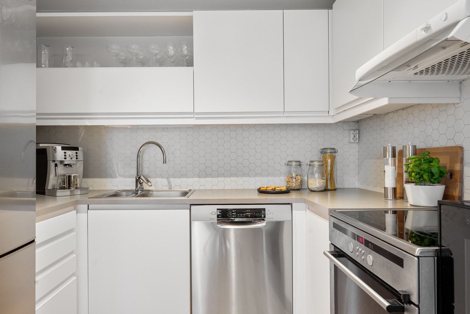 Det arealeffektive kjøkkenet har godt med oppbevaringsplass. Galleribilde