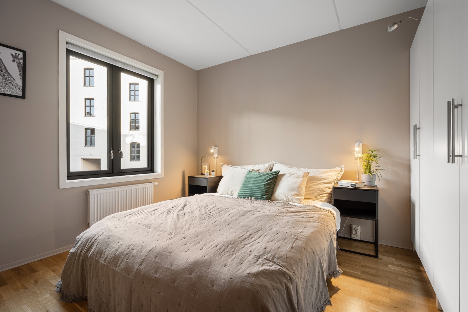 Soverommet er av god størrelse med god plass til dobbeltseng og nattbord. Galleribilde