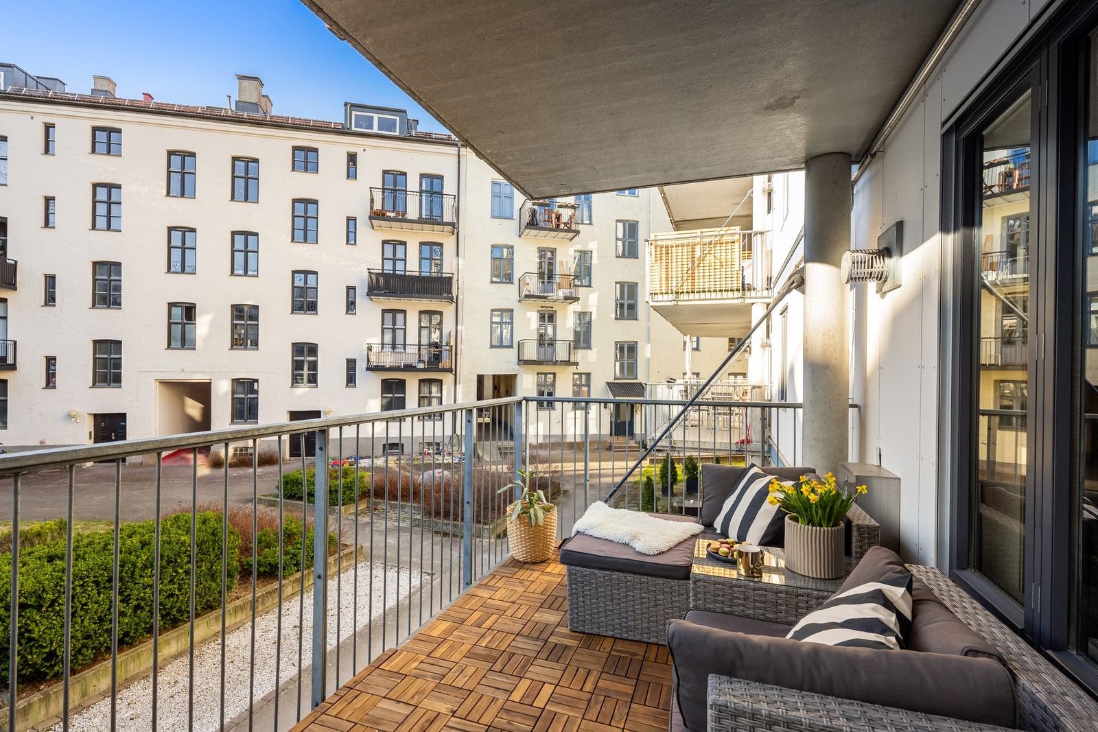 Fra stuen er det utgang til den overbygde balkongen på hele 9 kvm. Galleribilde