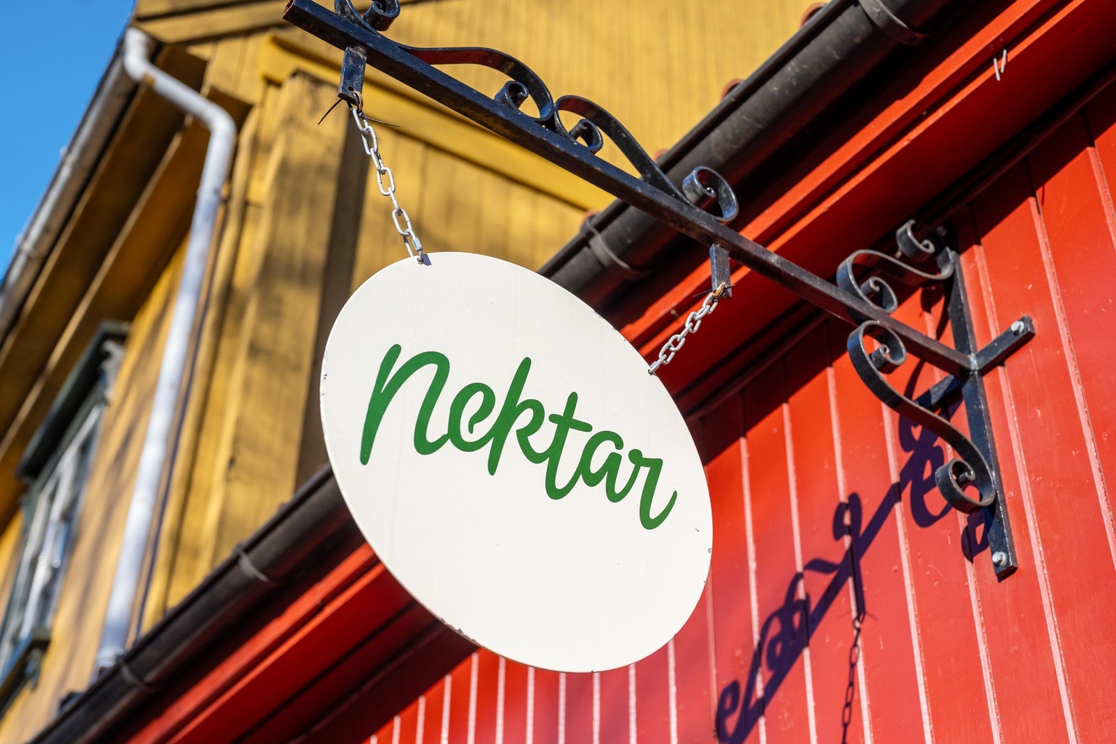 Nektar vinbar ligger rett på andre siden av gaten. Her finner du fine folk, god vin og kortreist mat inspirert av franske, italienske og spanske vinbarer. Galleribilde