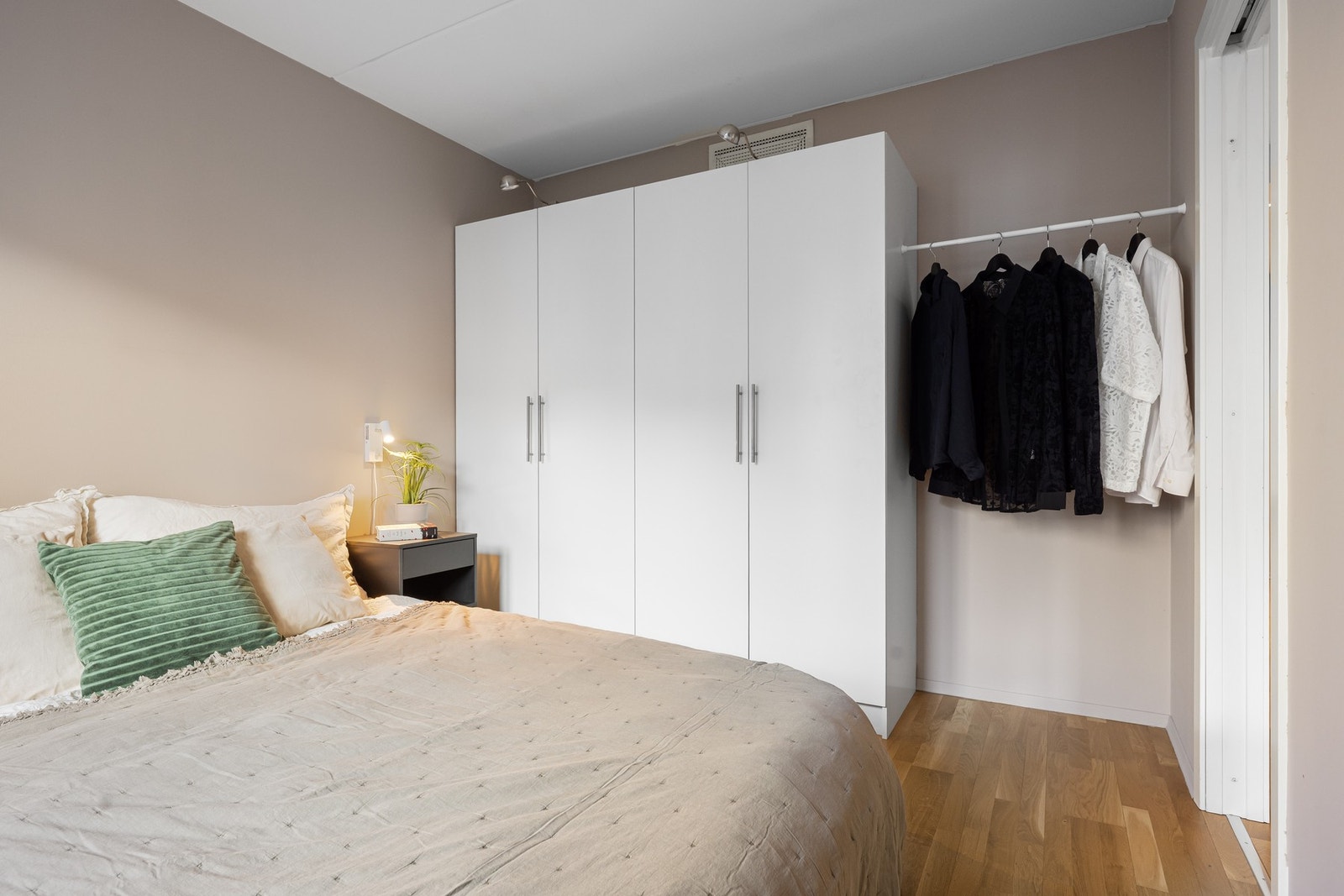 Det er godt med garderobeplass på soverommet. Galleribilde