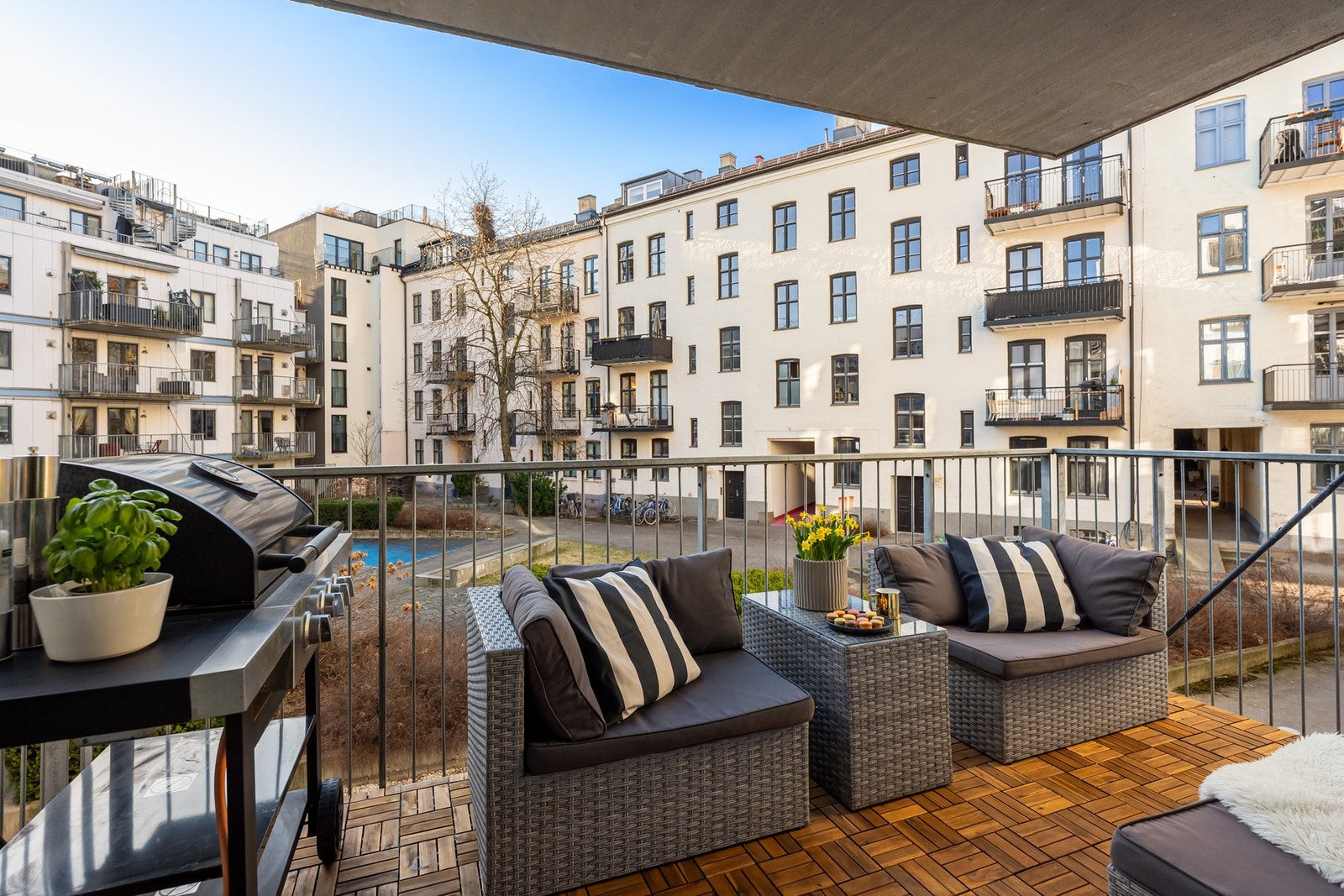 Leiligheten har moderne standard og lyse luftige rom - her kan du flytte rett inn! Galleribilde