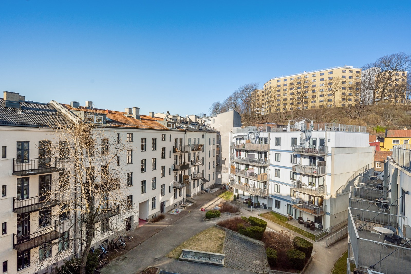 Fellesområdene er opparbeidet med støpte og steinlagte internveier, sittebenker, lekeapparater, sykkelparkering, plenarealer,
prydbusker og diverse beplantning. Galleribilde